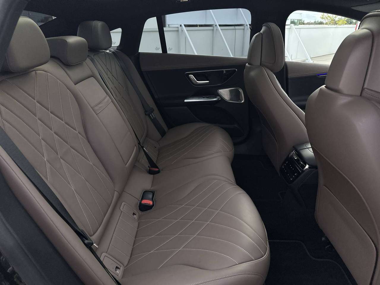 Mercedes-Benz EQE 350 350 Luxury Line Pano Dak Achterasbesturing Burmester — foto 11 van 19