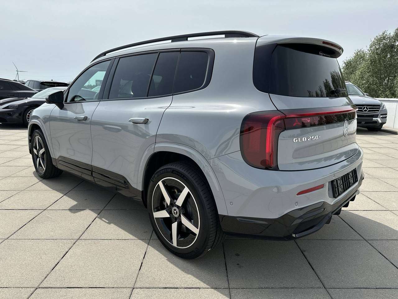 Mercedes-Benz GLB 250 + AMG LINE Electric Pano dak Memory Burmester 19" AMG — foto 8 van 19