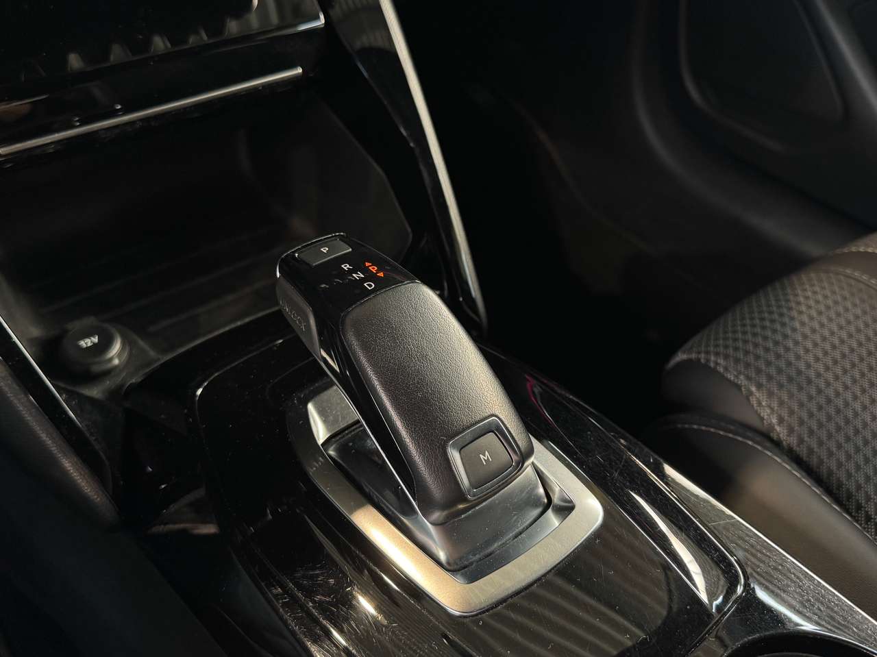 Peugeot 208 1.2 PureTech GT Automaat — foto 9 van 17