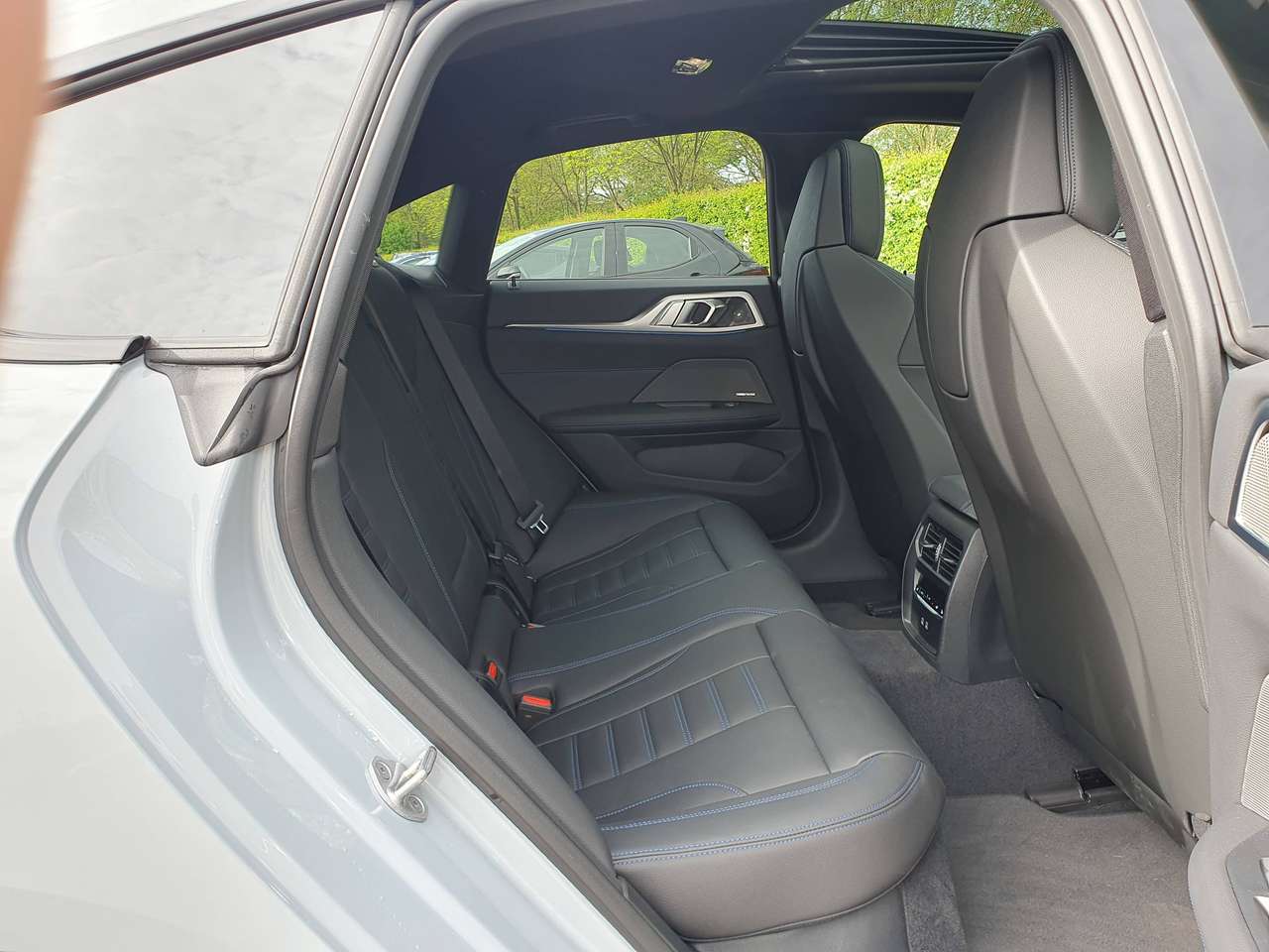 BMW i4 M50 xDrive 544pk 83kWh M-Sport - individual - Laser lights - Pano - trekhaak - SOH 99,2% — foto 10 van 24