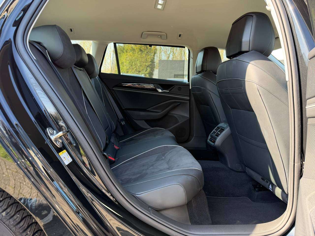 Volkswagen Passat Variant ELEGANCE MASSAGE BIG SCREEN CARPLAY ADAPTIVE CRUIS — foto 6 van 19