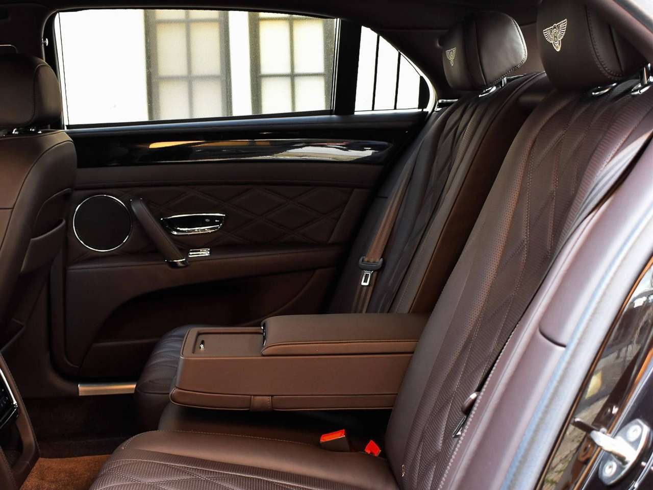 Bentley Flying Spur W12 / Havana Metallic / Bentley History — foto 9 van 9