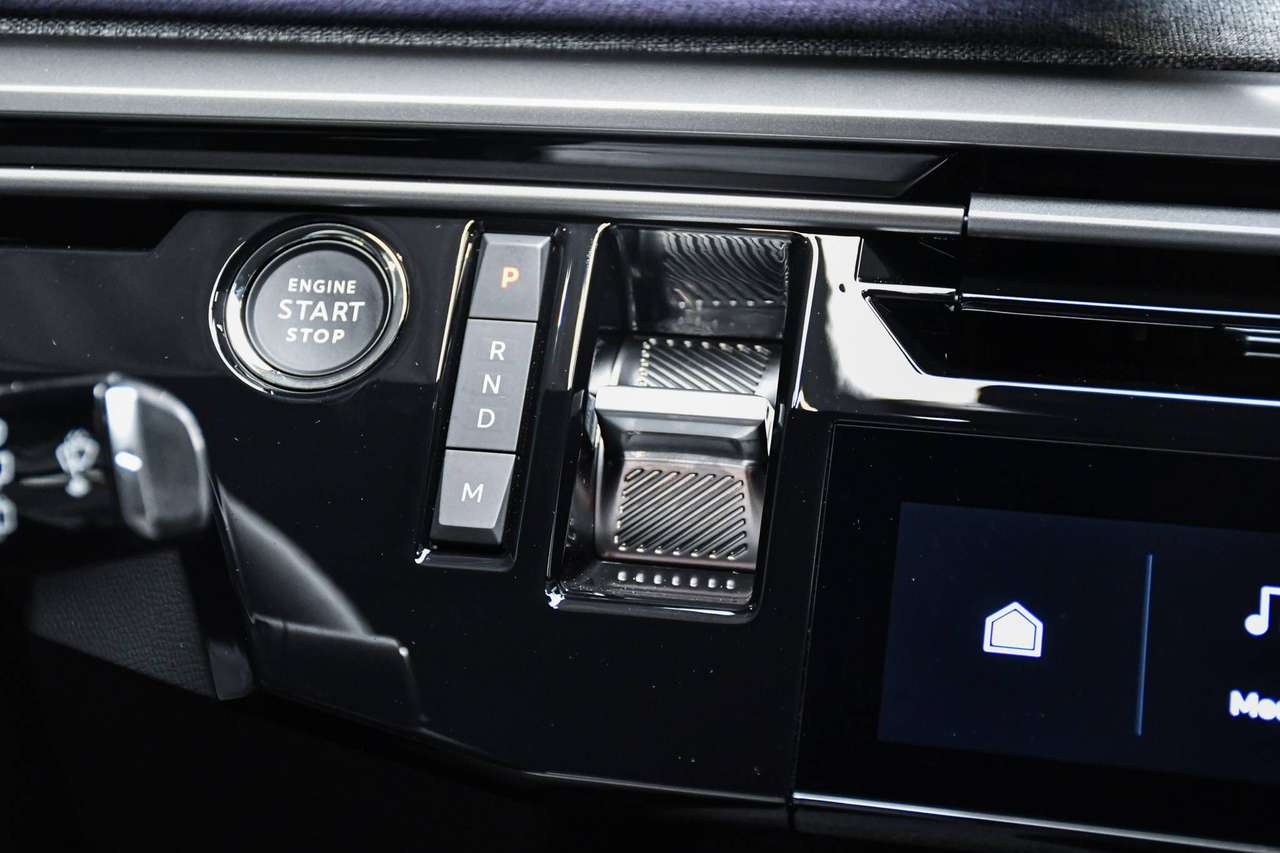 Peugeot 5008 5008 Hybrid Allure 7pl MHEV NIEUW - NAVIGATIE / CAMERA / ACC / SMARTLINK / BLIS / PDC — foto 16 van 22