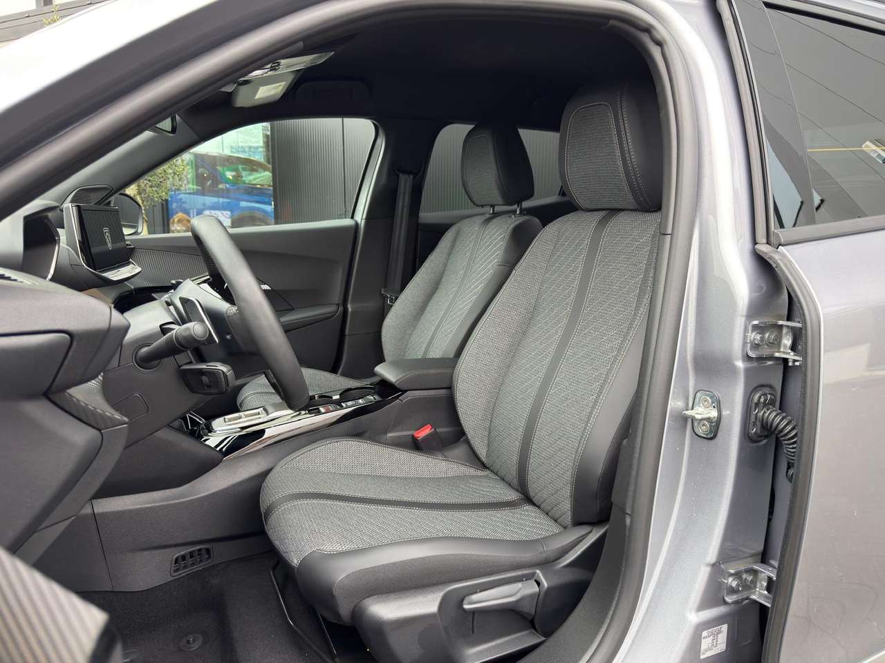 Peugeot 2008 12 Hybride Allure Automaat — foto 10 van 25