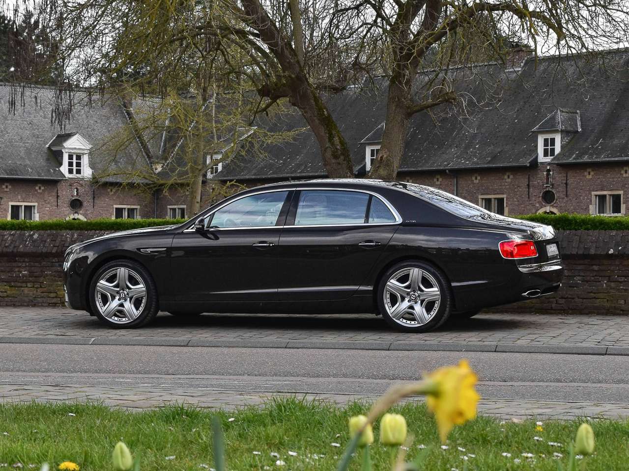 Bentley Flying Spur W12 / Havana Metallic / Bentley History — foto 2 van 9