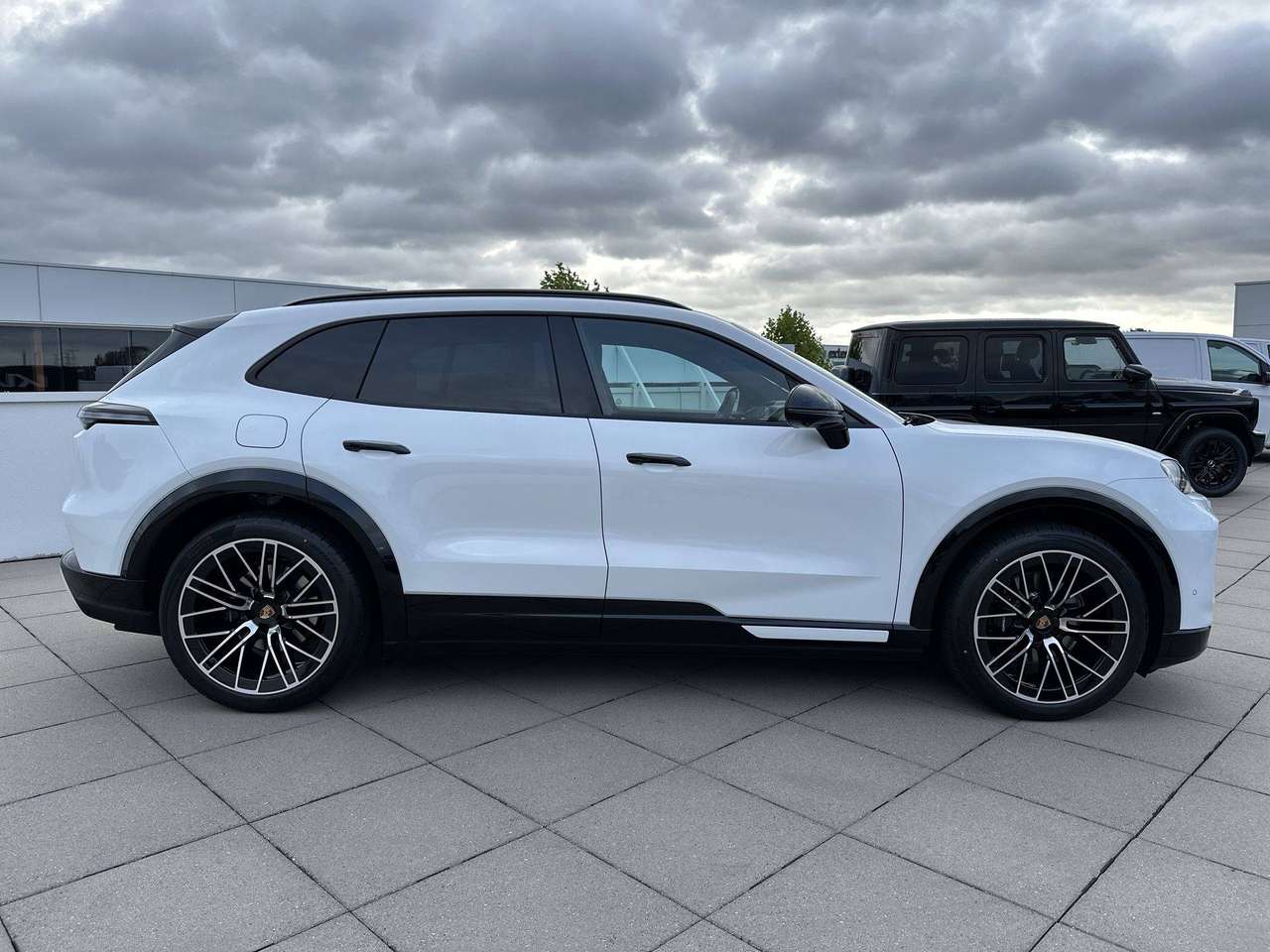 Porsche Cayenne ELECTRIC Trekhaak Pano Dak 22" Sport Design Pack Achterasbesturing — foto 4 van 19