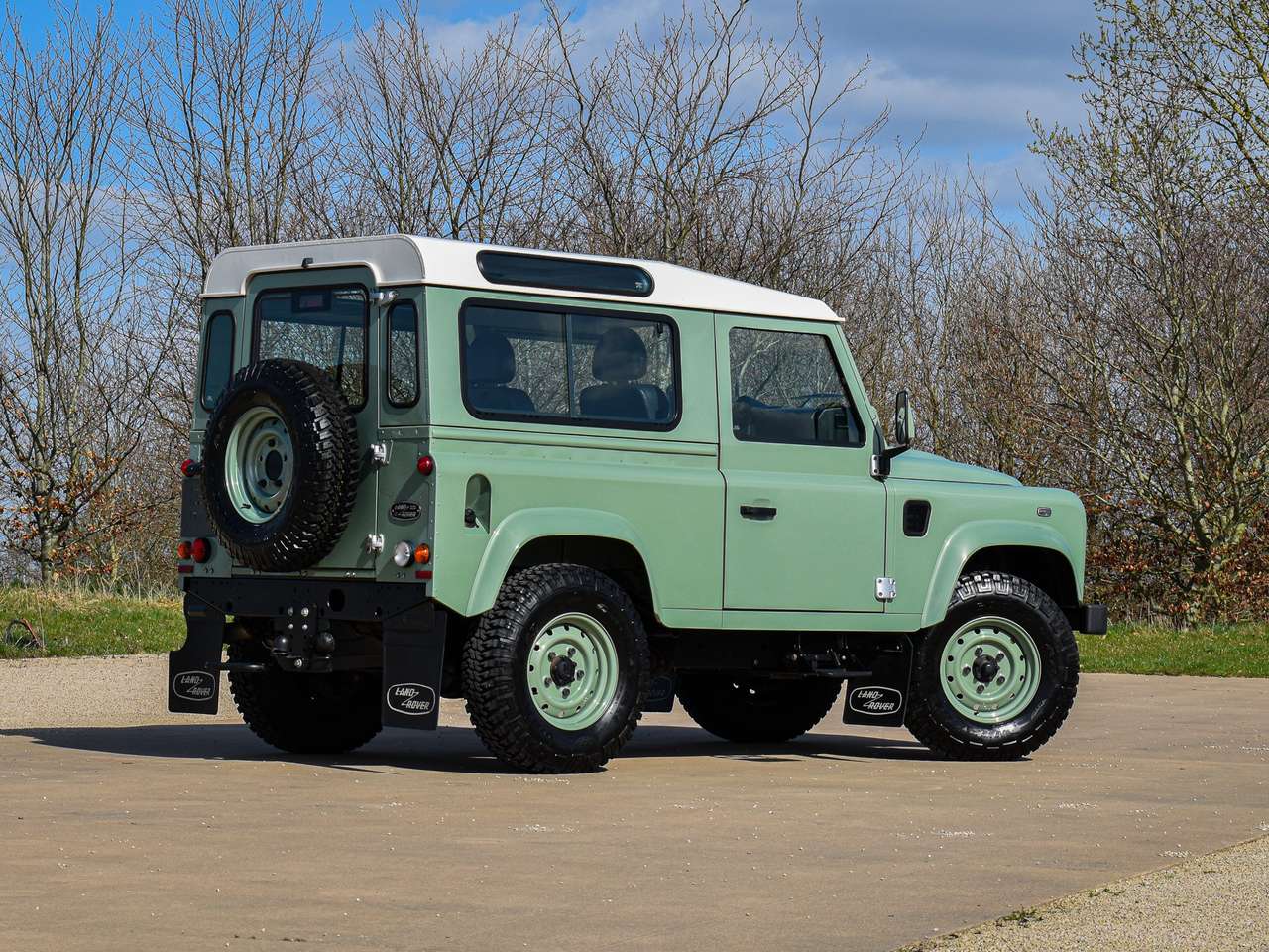 Land Rover Defender 90 / 2.2 TD4 / "Heritage Edition" — foto 10 van 24