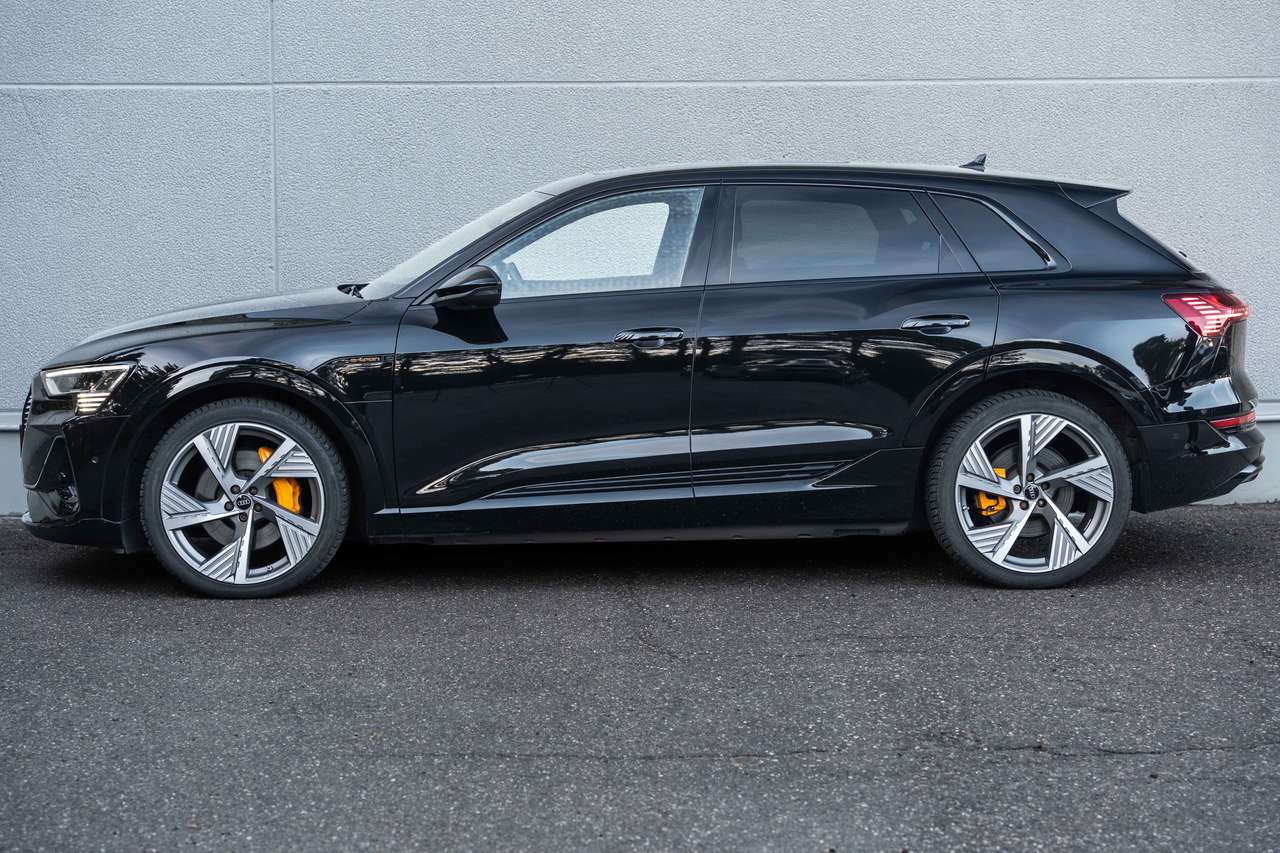 Audi e-tron 55 Quattro S-LINE/MATRIX//BLACKEDITION/94%SOH/PANO/NACHTZICHT/B&O/HUD/360° — foto 6 van 25