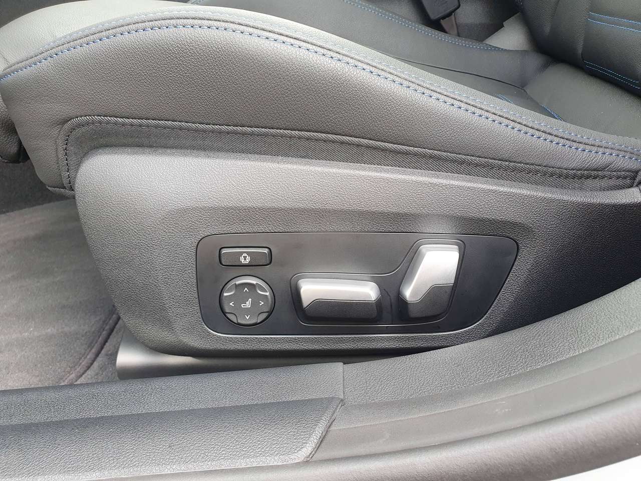 BMW i4 M50 xDrive 544pk 83kWh M-Sport - individual - Laser lights - Pano - trekhaak - SOH 99,2% — foto 21 van 24