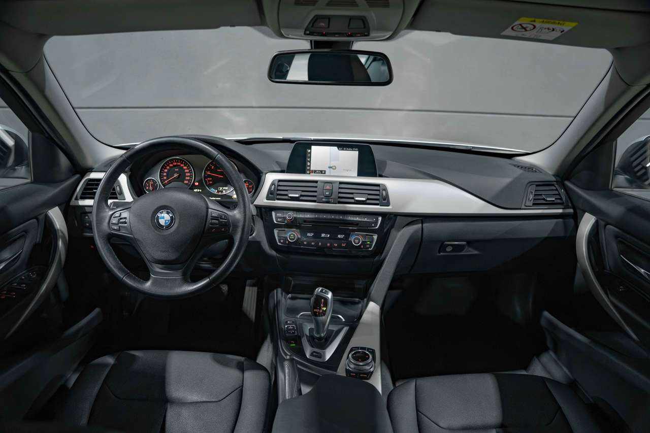 BMW 330 (2018) — foto 12