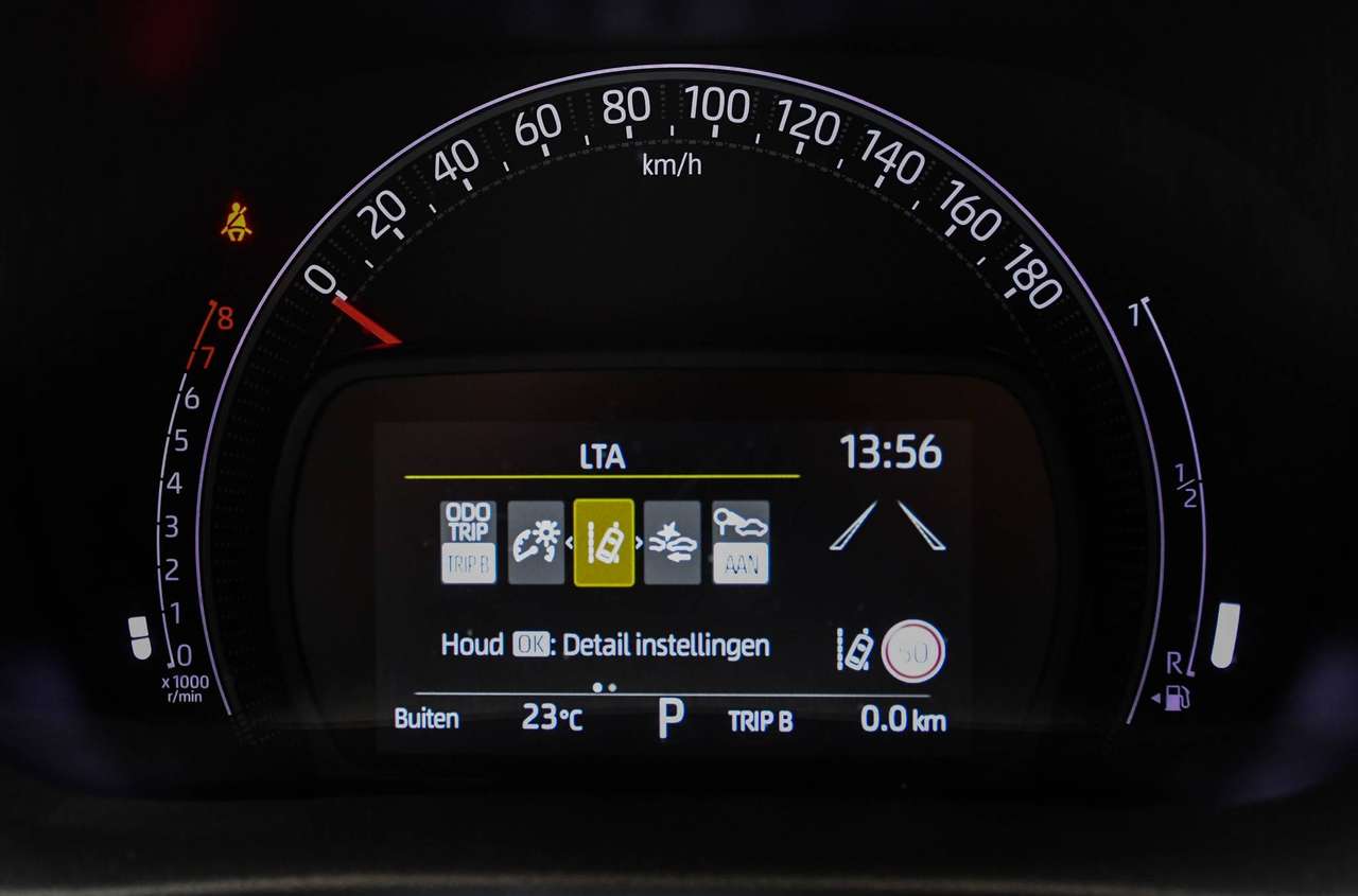 Toyota Aygo X Aygo X Air-Pulse + Tech Pack - NAVIGATIE VIA SMARTLINK / CAMERA / ACC / AIRCO — foto 14 van 18