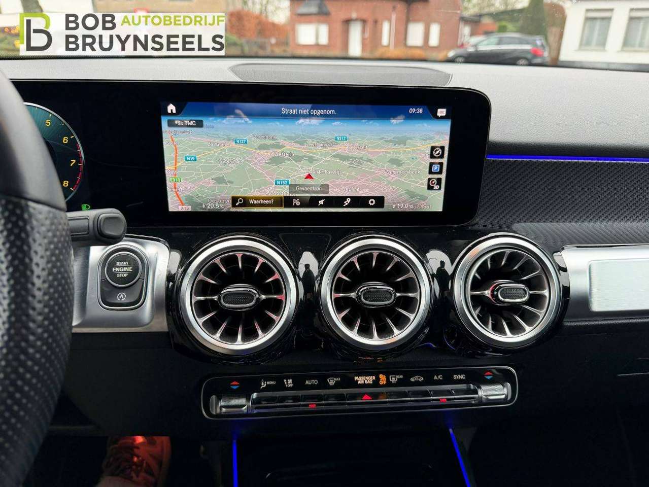 Mercedes-Benz GLB 180 AMG Line | Nightpakket | Trekhaak | Sfeerverlichting | Verstelbare achterbank — foto 16 van 18