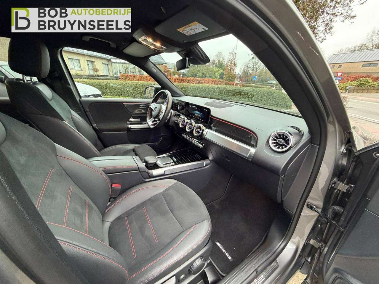 Mercedes-Benz GLB 180 AMG Line | Nightpakket | Trekhaak | Sfeerverlichting | Verstelbare achterbank — foto 12 van 18