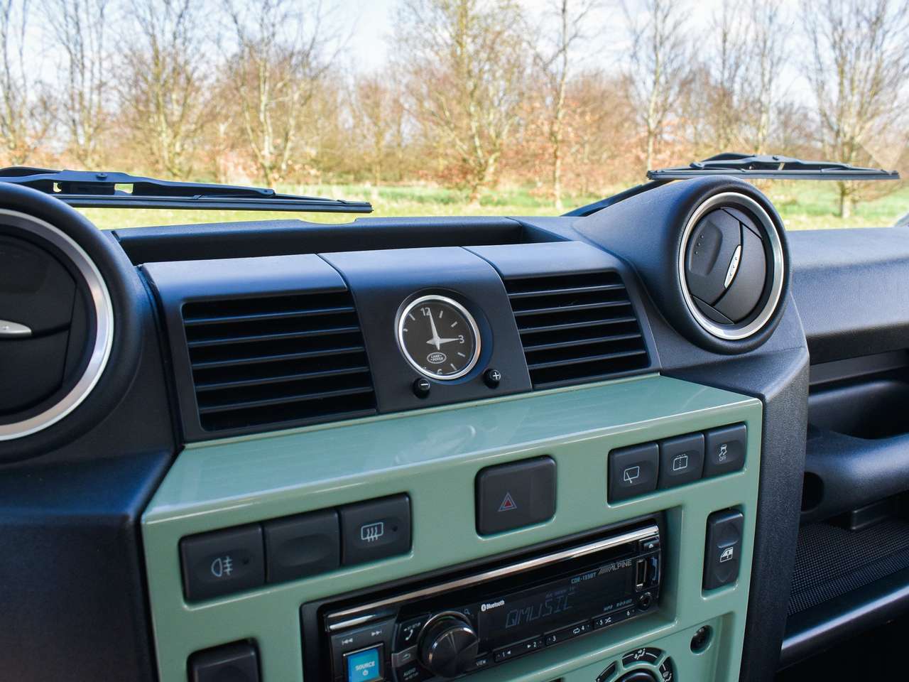 Land Rover Defender 90 / 2.2 TD4 / "Heritage Edition" — foto 18 van 24