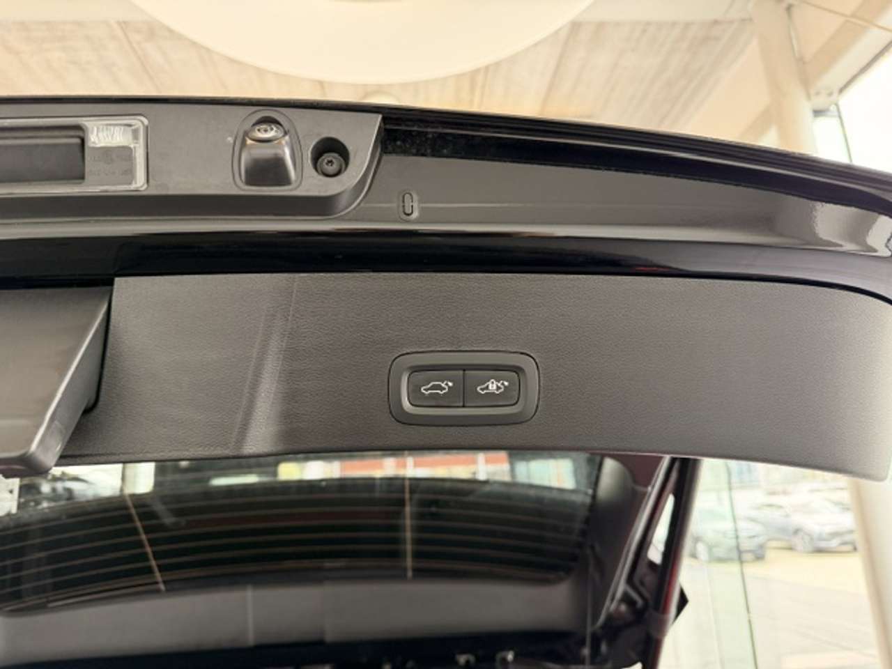 Volvo XC40 PLUS DARK BLACK EDITION  B3 HYBRIDE MHEV — foto 22 van 22
