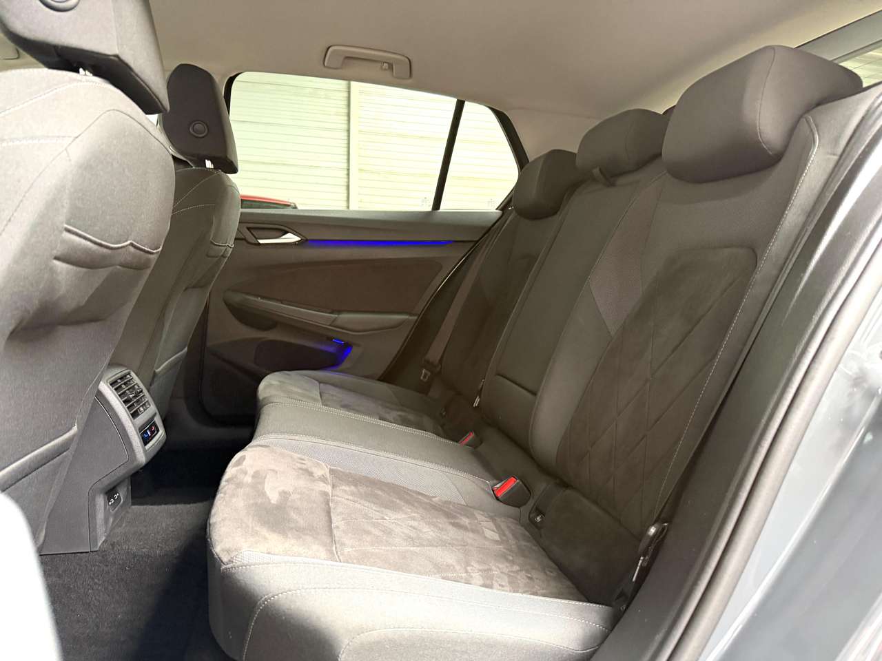 Volkswagen Golf 1.5 eTSI Life DSG LED*NAVI*PDC*CARPLAY*CAMERA*ACC*ALCANTRARA — foto 14 van 25
