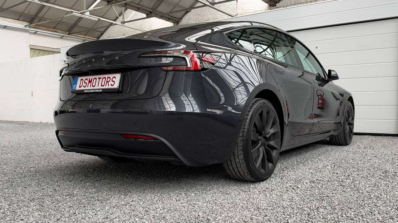 Tesla Model 3 RWD | Premium versie | Stealth Grey | 19" Nova velgen | HW4 — foto 13 van 25
