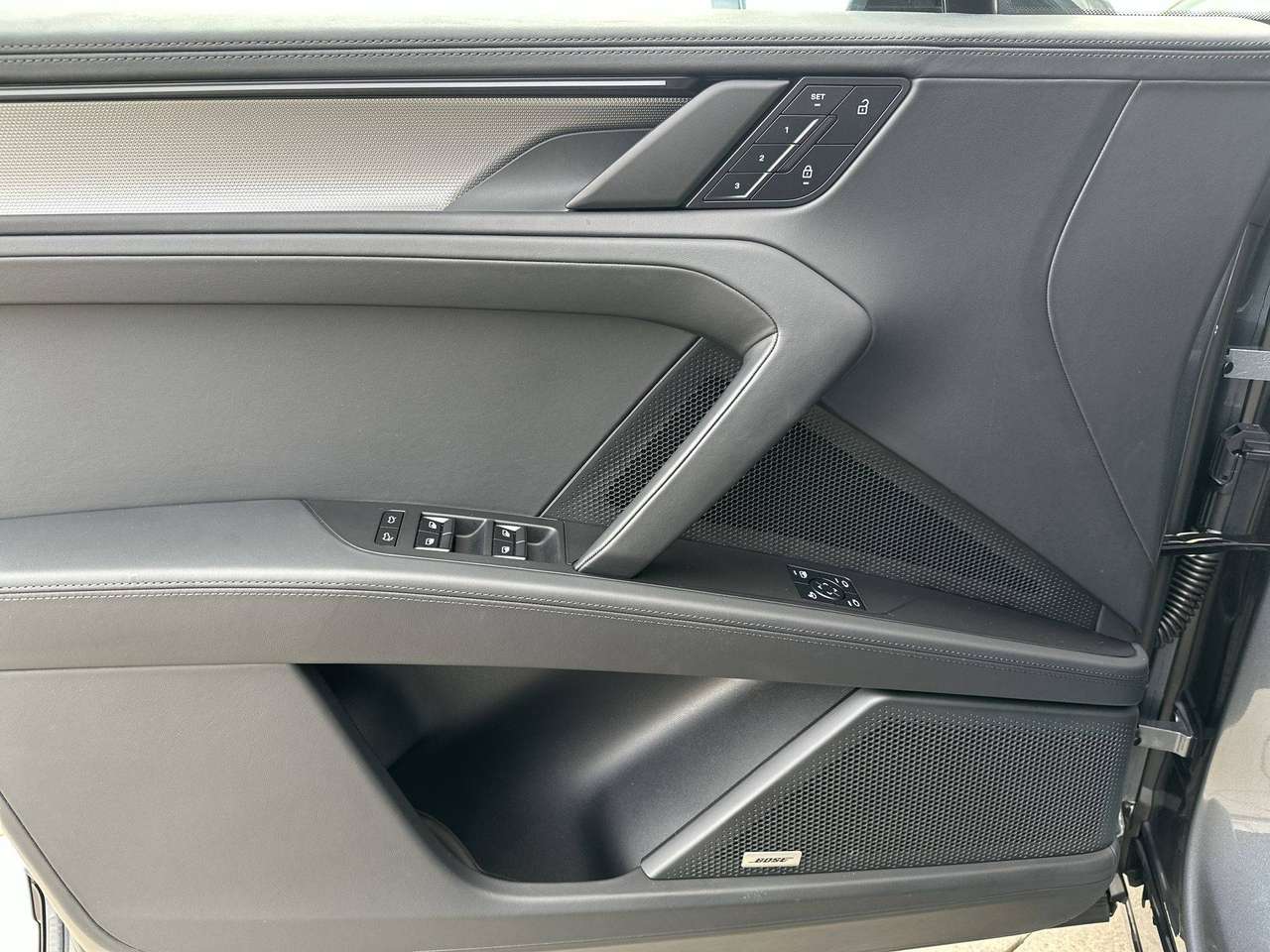 Porsche Cayenne ELECTRIC Trekhaak Pano Dak 22" — foto 17 van 18