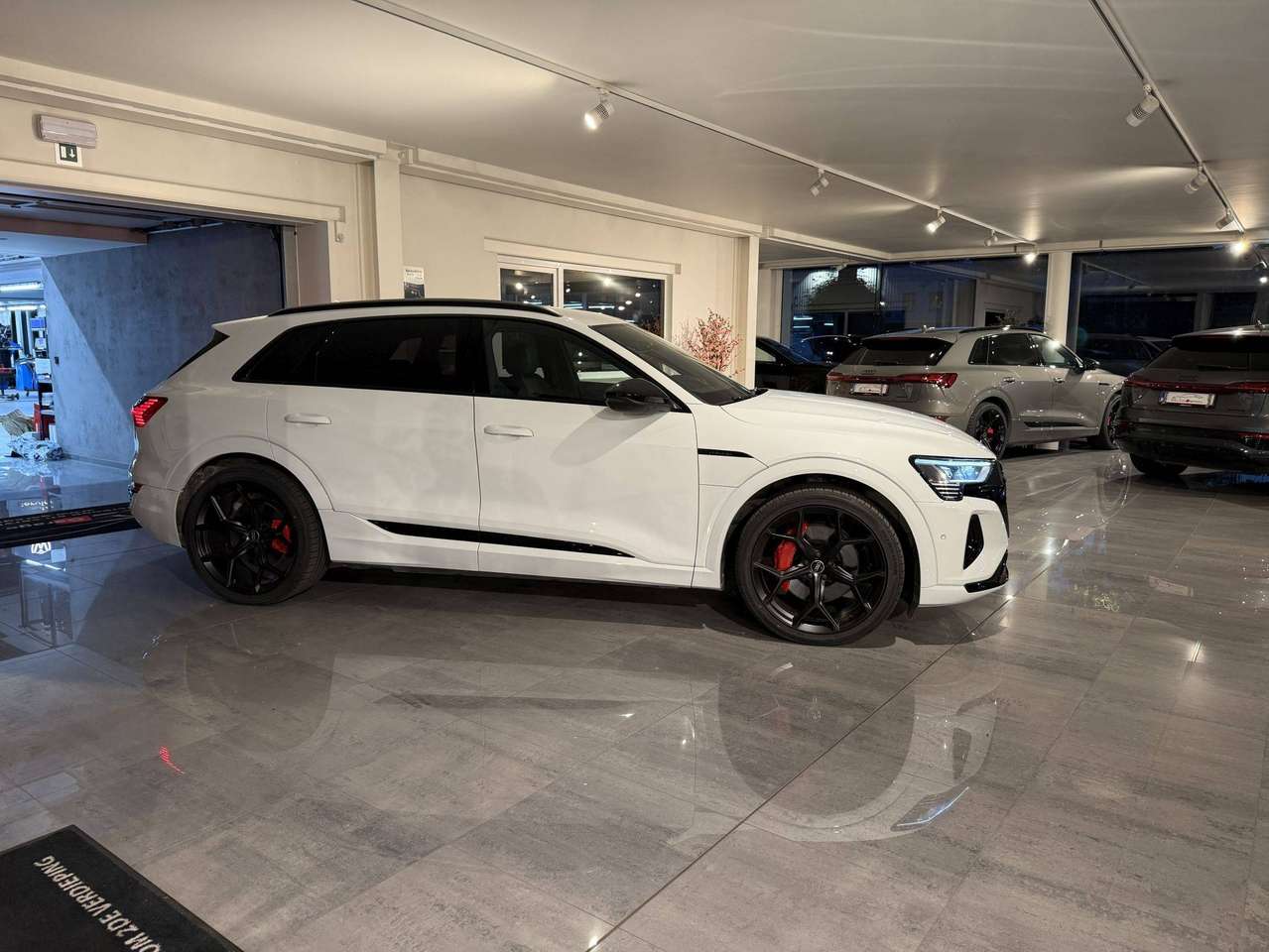 Audi Q8 e-tron QUATTRO 340PK * S-LINE  COMPETITION * BLACK PACK * 22" * LUCHTVERING * CAMERA * SITE ASSIST * ACC * — foto 22 van 25