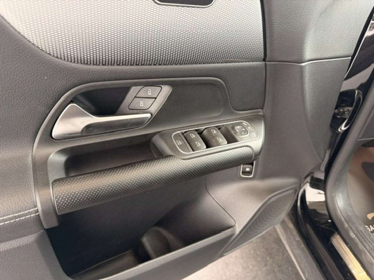 Mercedes-Benz GLA 250 250e PLUG-IN HYBRID AUTOMAAT PANO OPEN DAK — foto 21 van 22