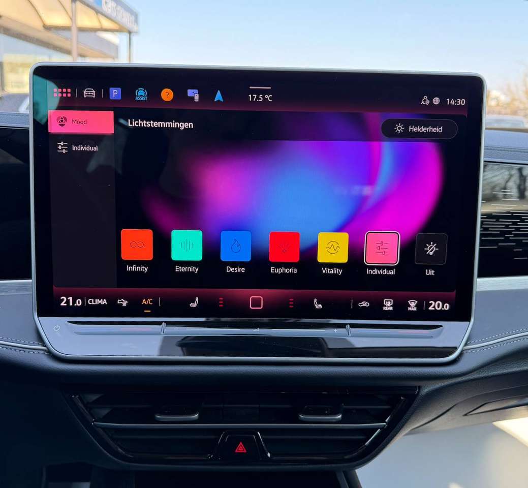 Volkswagen Passat Variant ELEGANCE MASSAGE BIG SCREEN CARPLAY ADAPTIVE CRUIS — foto 16 van 19