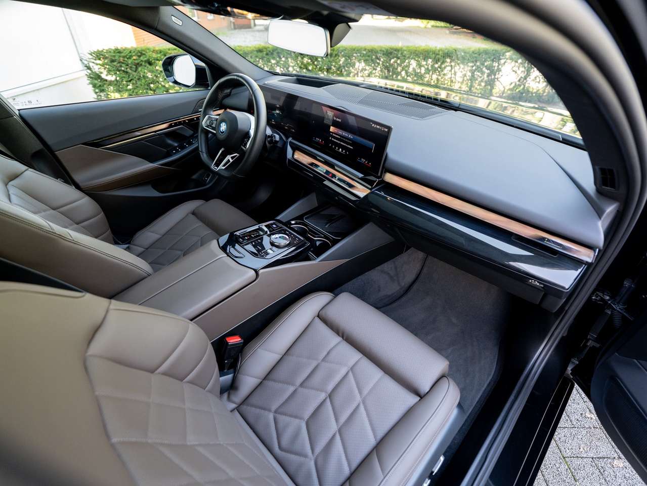 BMW i5 i5 Touring 83.9 kW eDrive40 - ACC/PANORAMA/TREKHAAK/HEAD-UP/KEYLESS/ZETELKOELING/360 CAMERA/HARMAN KARDON SOUND SYSTEM — foto 14 van 25