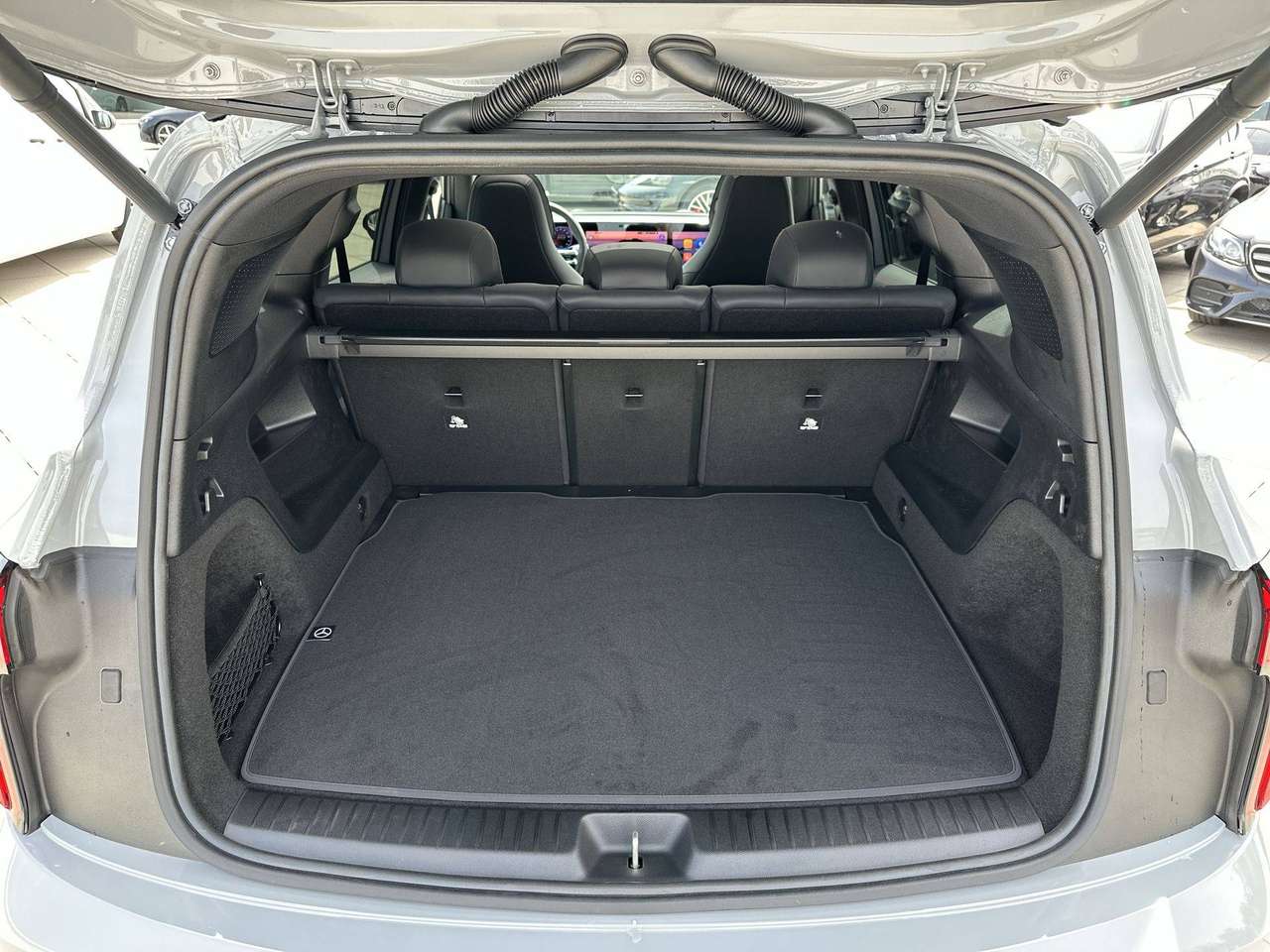 Mercedes-Benz GLB 250 + AMG LINE Electric Pano dak Memory Burmester 19" AMG — foto 12 van 19