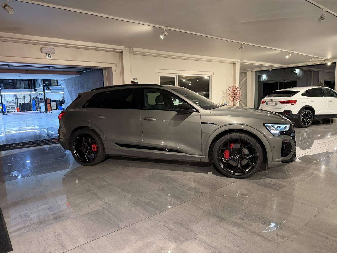 Audi Q8 e-tron 340PK QUATTRO * 3x S-LINE * CAMERA * EXCLUSIVE RED PACK * 22" * MATRIX * STANDVERWARMING * BLACK PACK * — foto 21 van 24