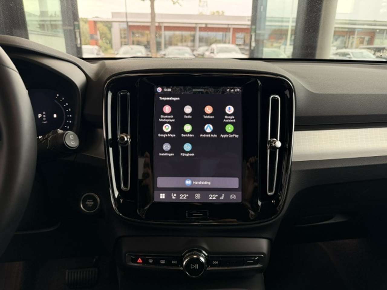Volvo XC40 PLUS DARK BLACK EDITION  B3 HYBRIDE MHEV — foto 14 van 22