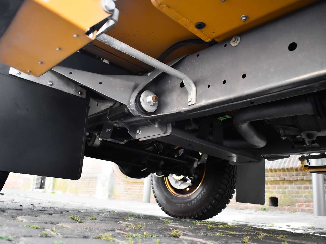 Land Rover Defender 90 / 2.2 TD4 / "Borrego Yellow Heritage" — foto 20 van 22