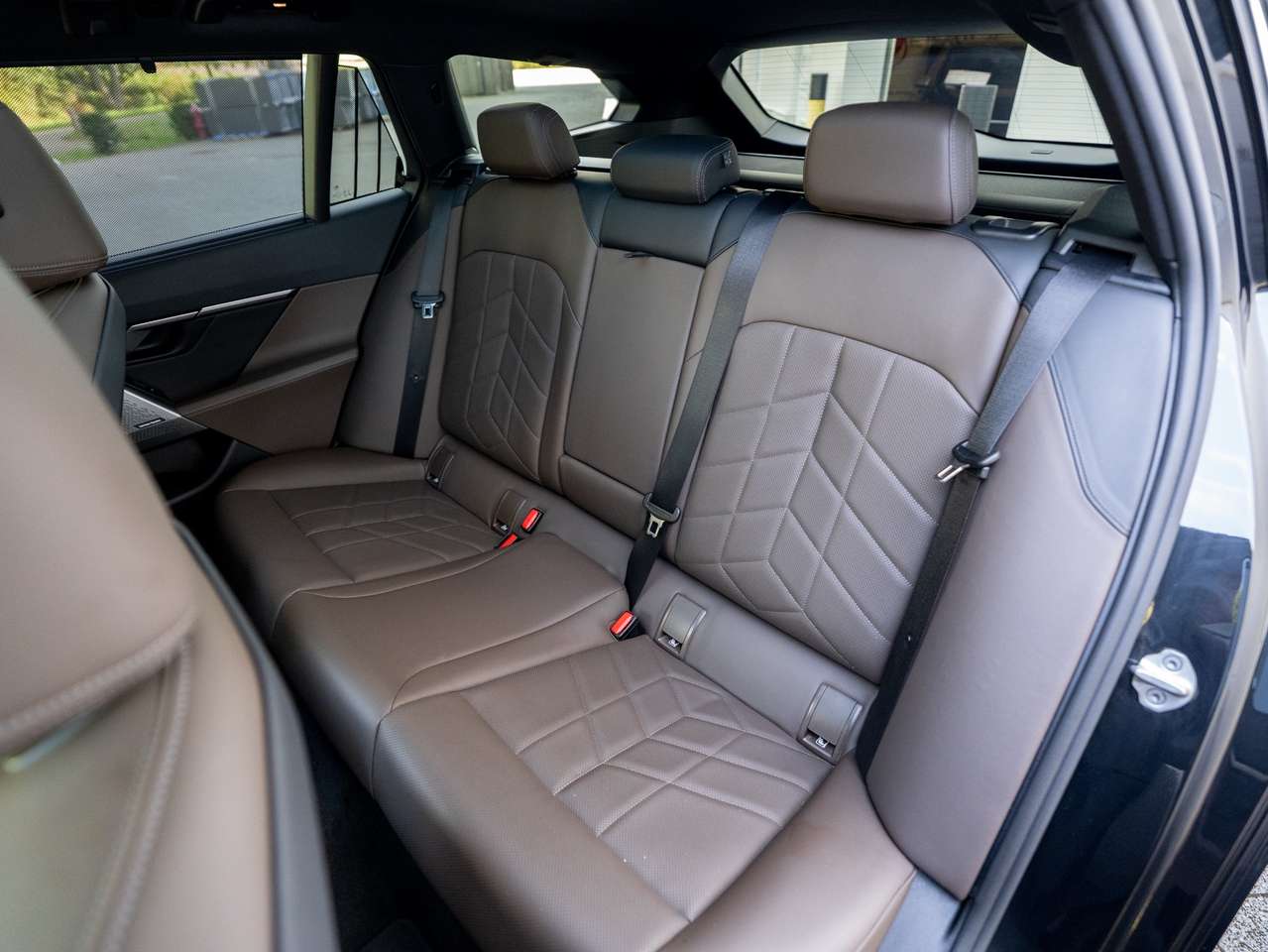 BMW i5 i5 Touring 83.9 kW eDrive40 - ACC/PANORAMA/TREKHAAK/HEAD-UP/KEYLESS/ZETELKOELING/360 CAMERA/HARMAN KARDON SOUND SYSTEM — foto 21 van 25