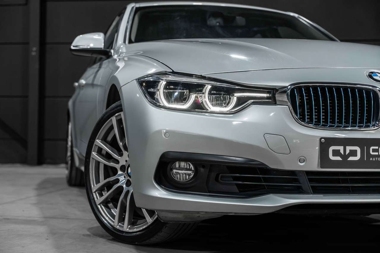 BMW 330 (2018) — foto 11