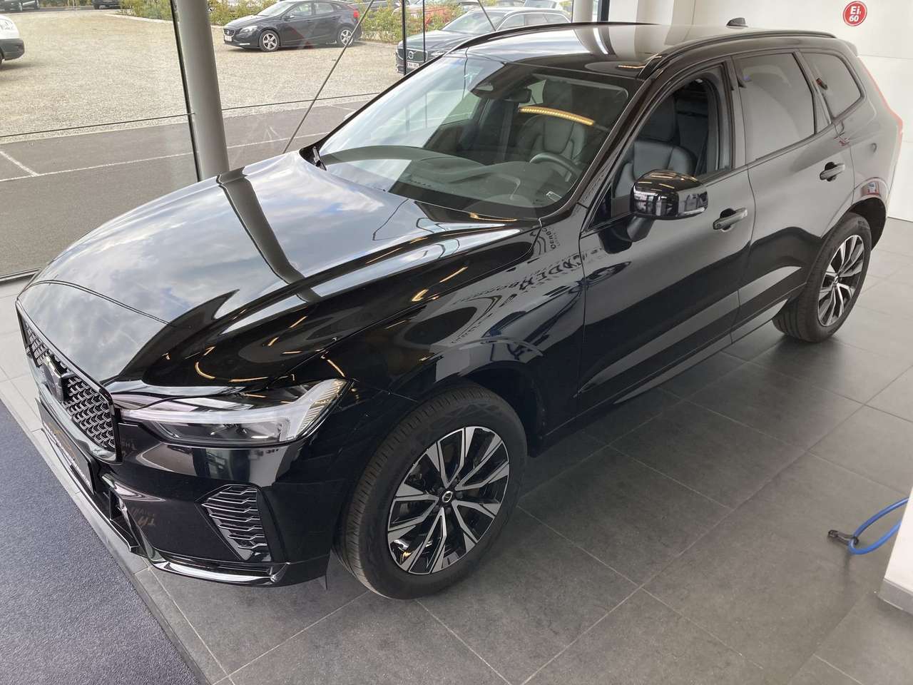 Volvo XC60 PLUS DARK HYBRID BENZINE AUTOMAAT 43000KM!!!! — foto 3 van 17