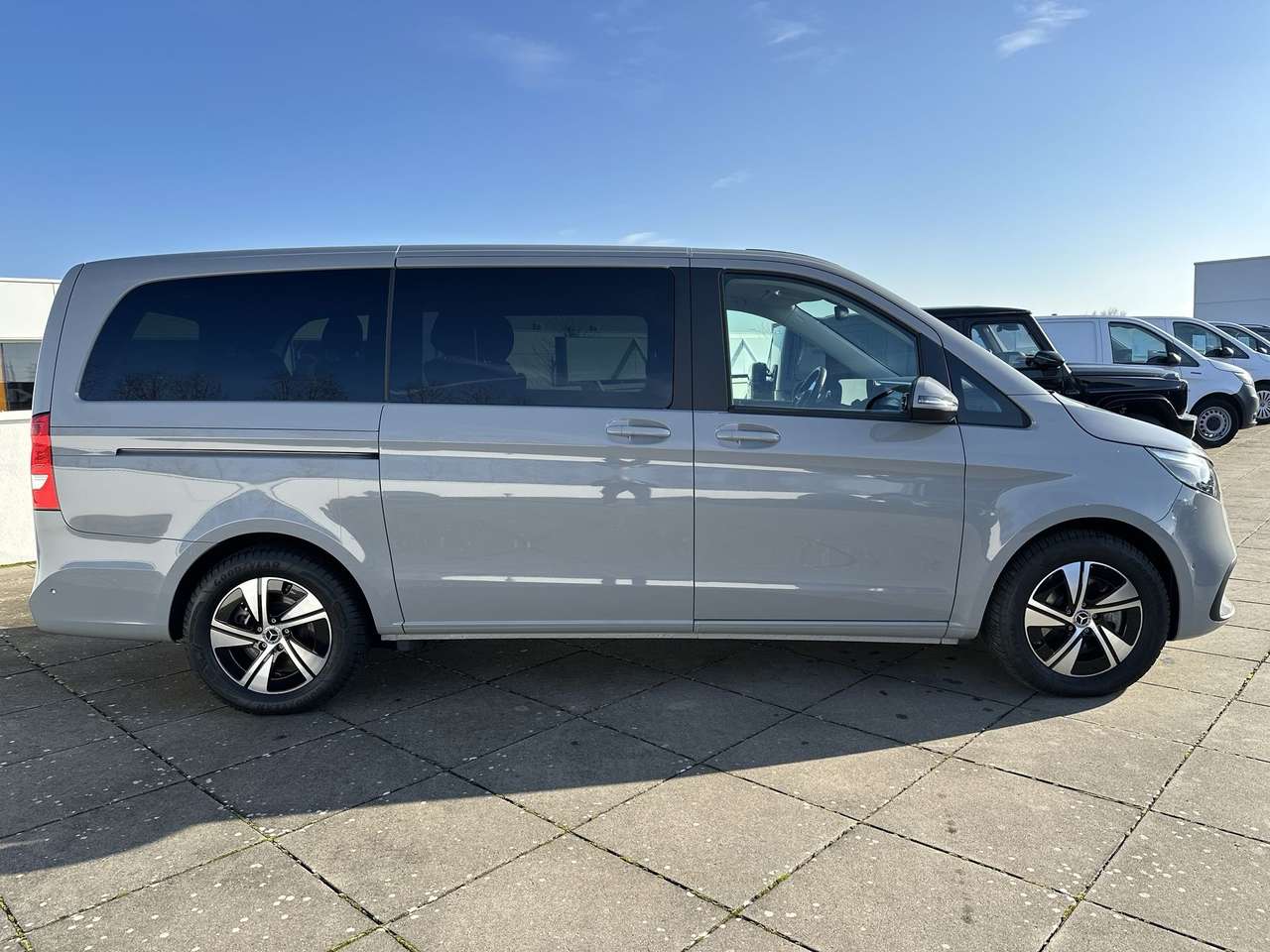 Mercedes-Benz EQV 300 L2  nieuw model Leder navi Distronic Dodehoek Multibeam — foto 8 van 18