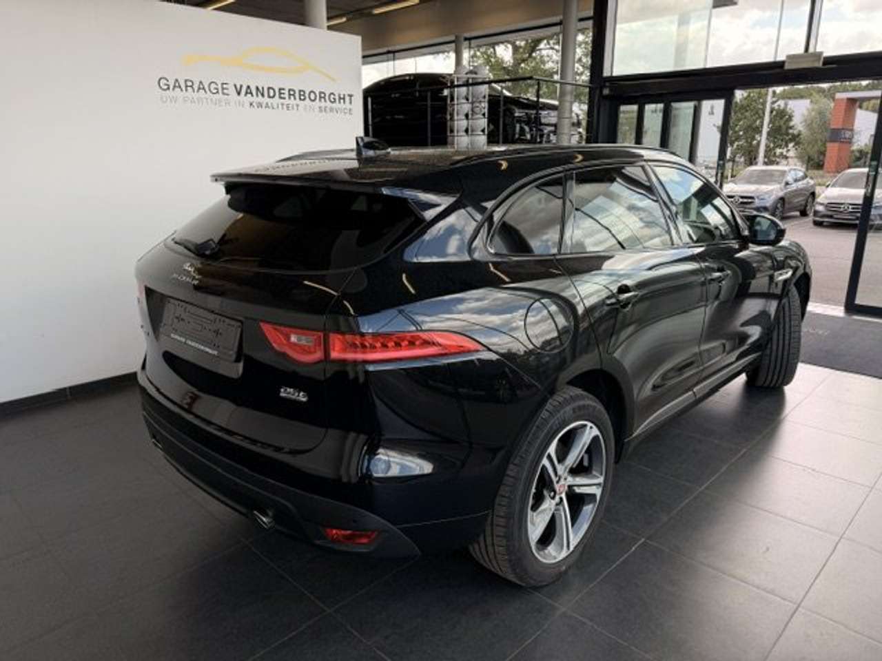 Jaguar F-Pace R-SPORT BENZINE AWD AUTOMAAT-OPEN DAK-SPORT SEATS — foto 6 van 23