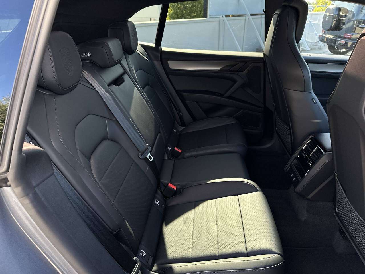 Porsche Cayenne ELECTRIC Trekhaak Pano Dak 22" Sport Design Pack — foto 10 van 18
