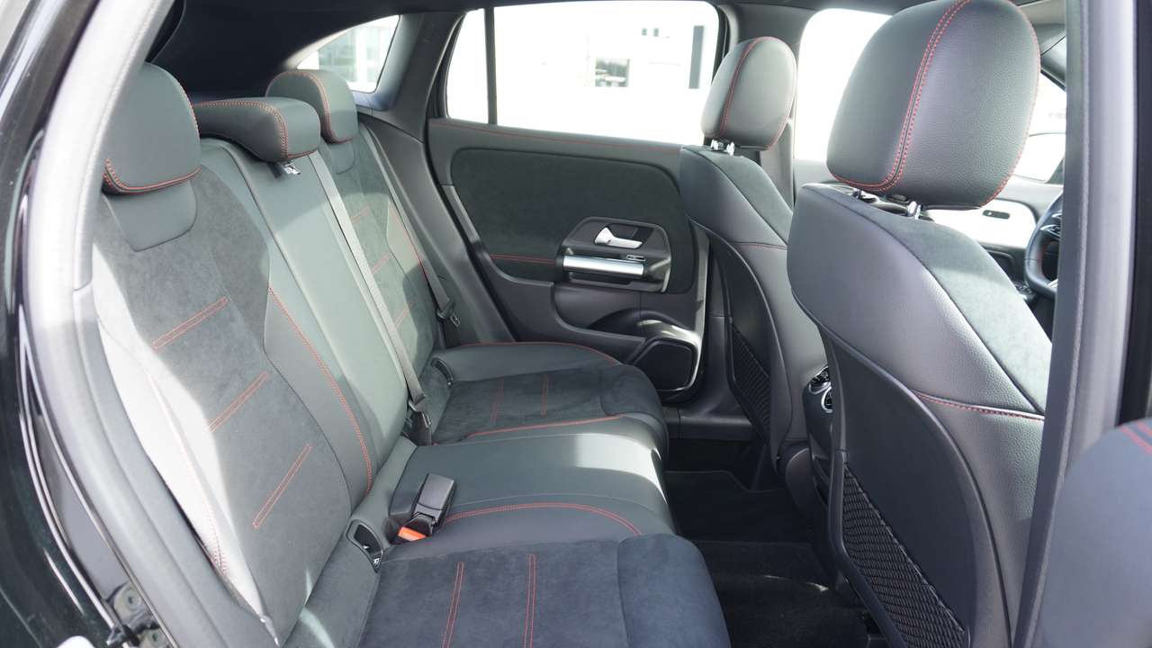 Mercedes-Benz GLA 180 AMG Line Pano Dak Distronic Nightpack 20" multispaaks  Full Full option!!! — foto 10 van 18