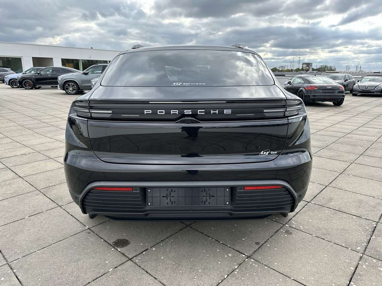 Porsche Macan 4ELEK/LUCHTVER/20"/TREKH/BOSE/LEDERPAKKET — foto 4 van 18