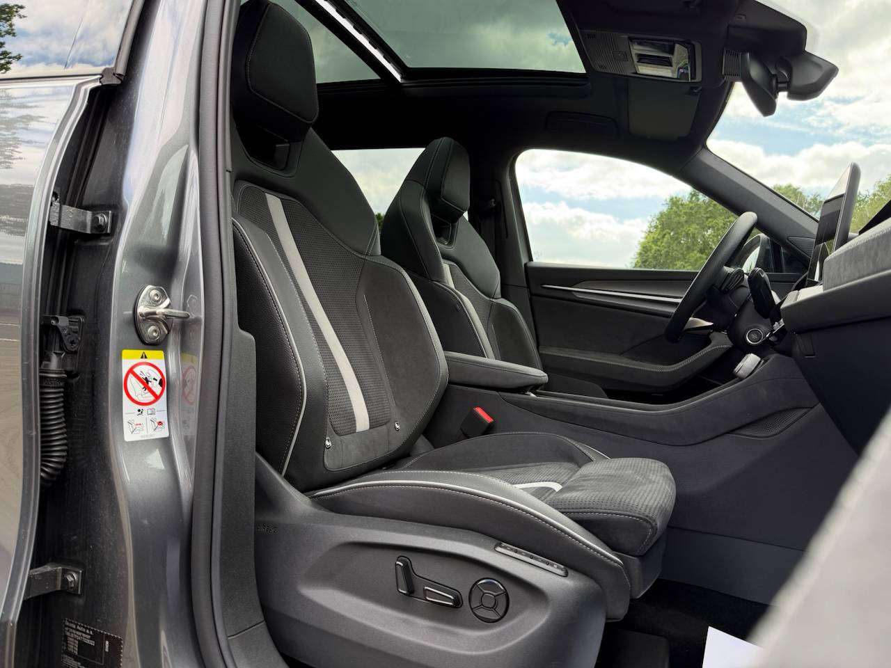 Skoda Kodiaq MHEV SPORTLINE PANO CANTON CAMERA CARPLAY SFEERVERLICHTING MEMORY SEATS — foto 7 van 19