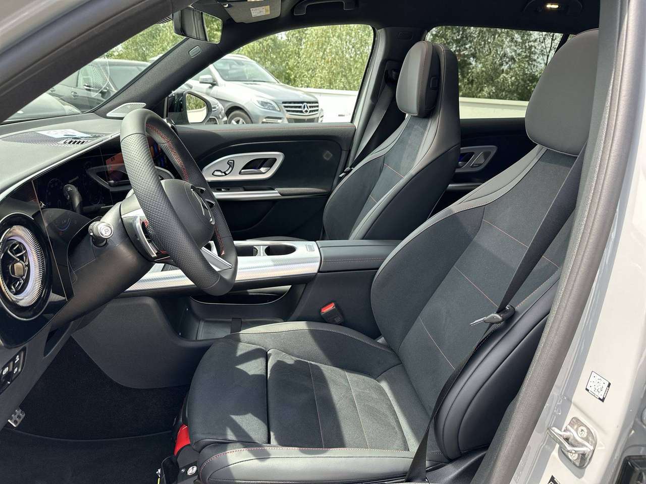 Mercedes-Benz GLB 250 + AMG LINE Electric Pano dak Memory Burmester 19" AMG — foto 18 van 19