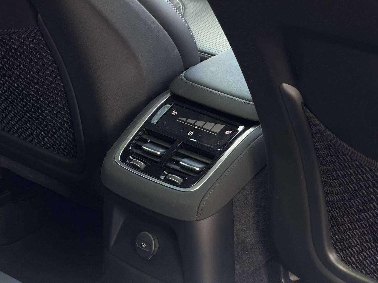 Volvo XC90 T8 ULTRA DARK MASSAGE GEKOELDE ZETELS PANO HARMAN KARDON — foto 22 van 22