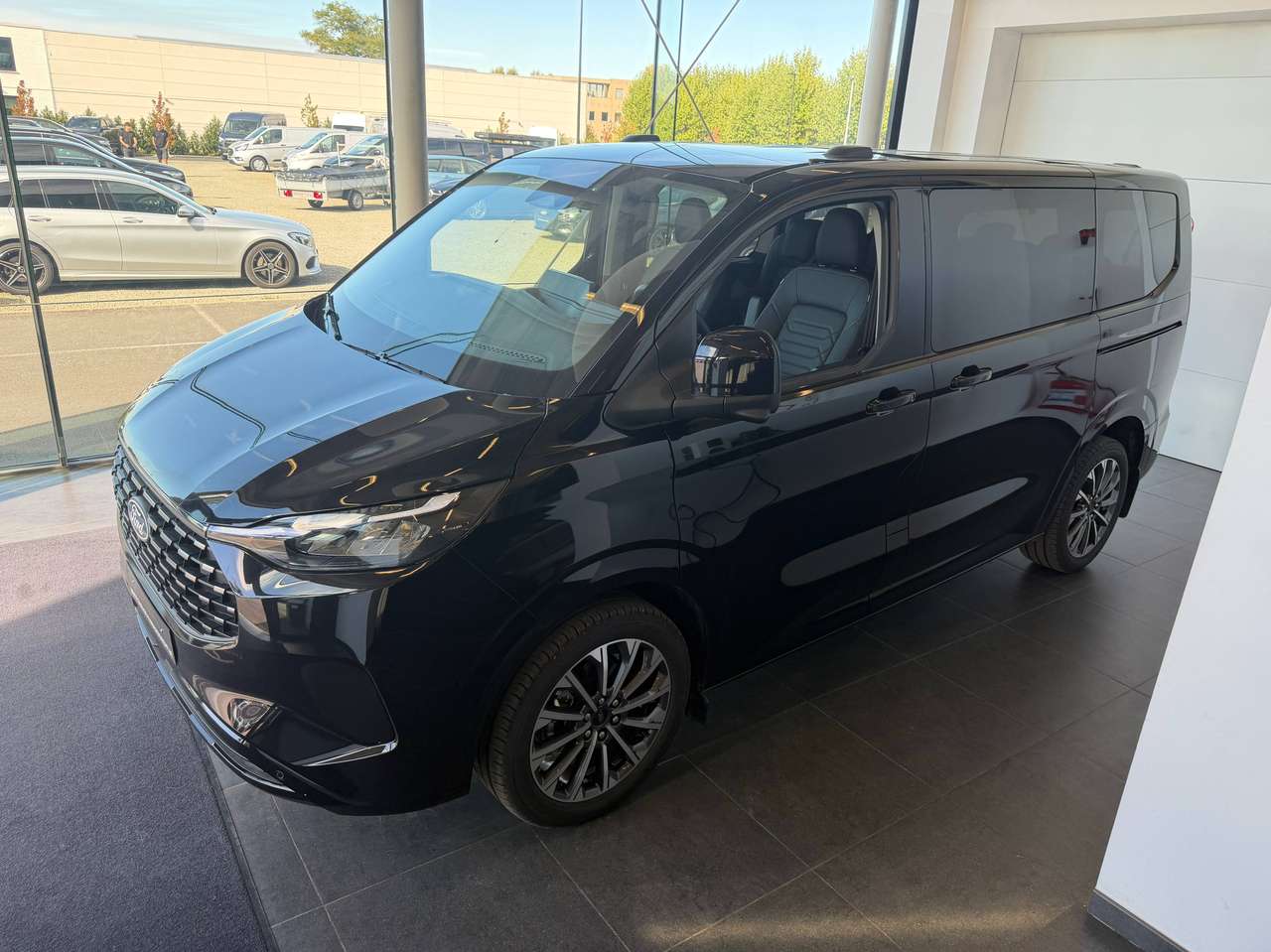 Ford Tourneo Custom TITANIUM X PHEV NIEUW 8ZIT — foto 3 van 21