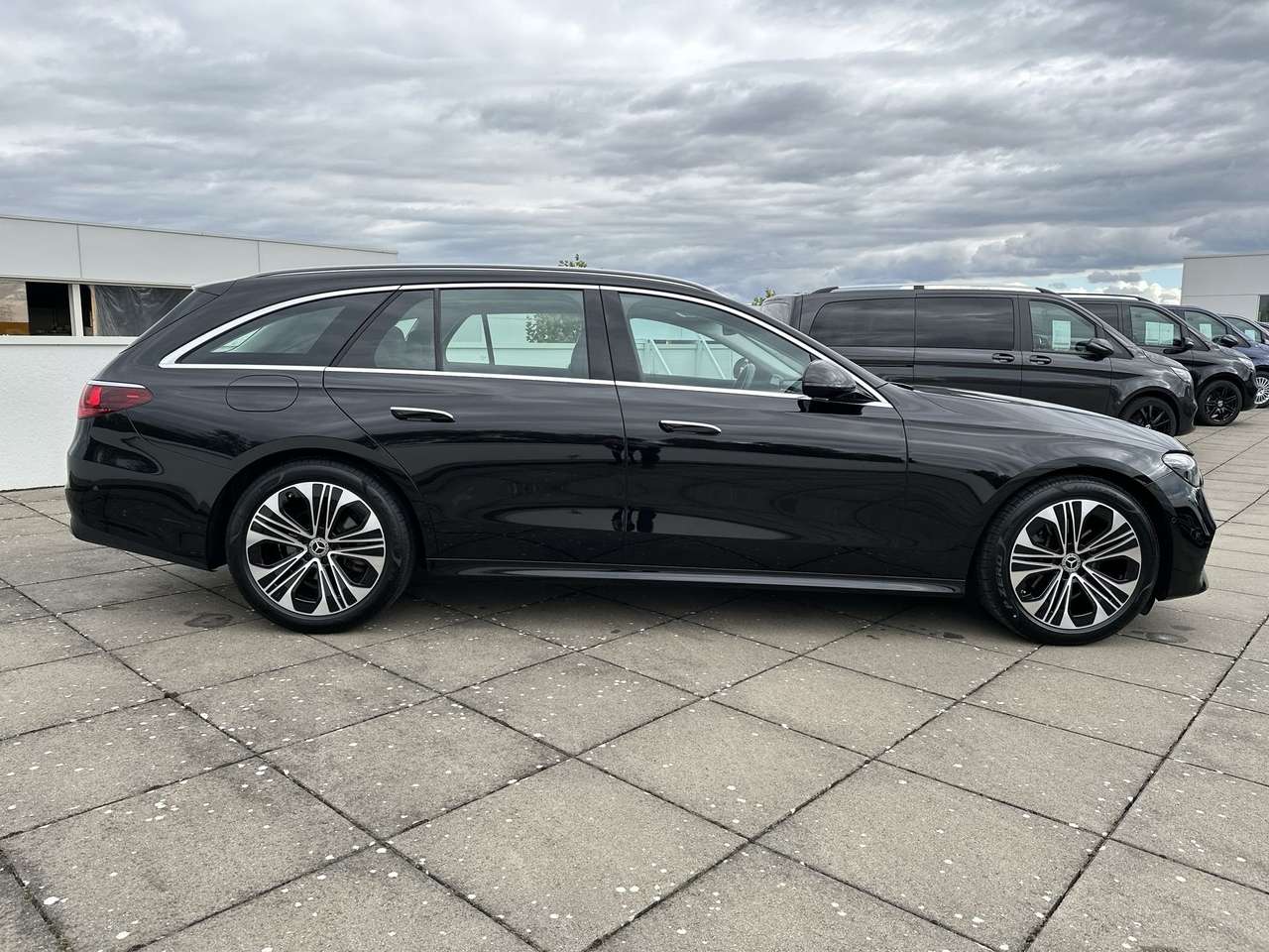Mercedes-Benz E 200 AVANTGARDE/DISTR PRO/PANODAK/KEYLESS/WINTERPAK/19" — foto 2 van 19