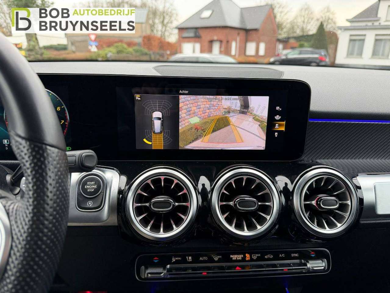 Mercedes-Benz GLB 180 AMG Line | Nightpakket | Trekhaak | Sfeerverlichting | Verstelbare achterbank — foto 9 van 18