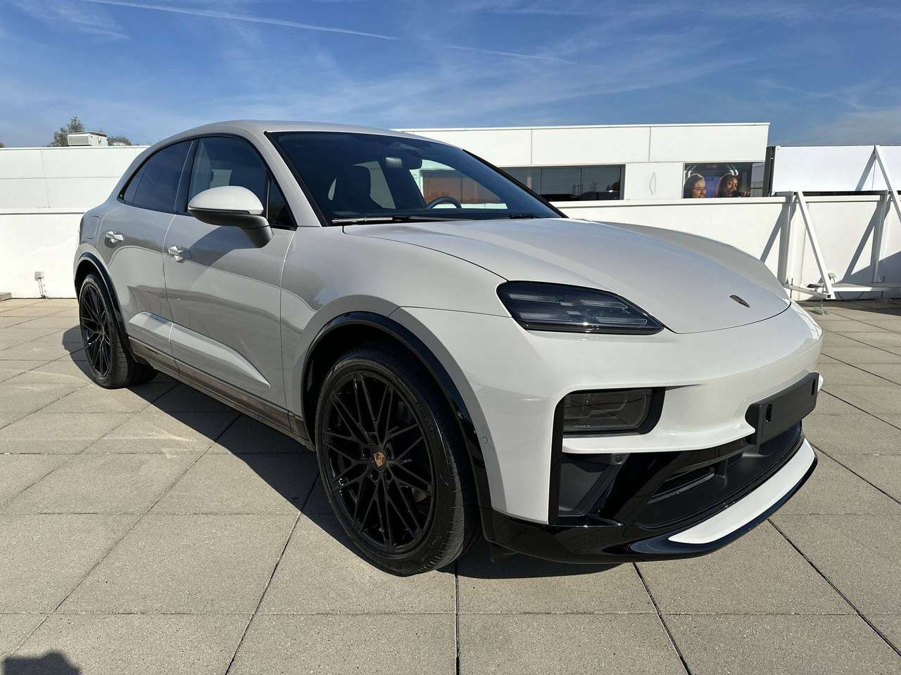 Porsche Macan ELECTRIC Trekhaak Pano Dak 22" RS Spyder  Bose Sportdesignpakket