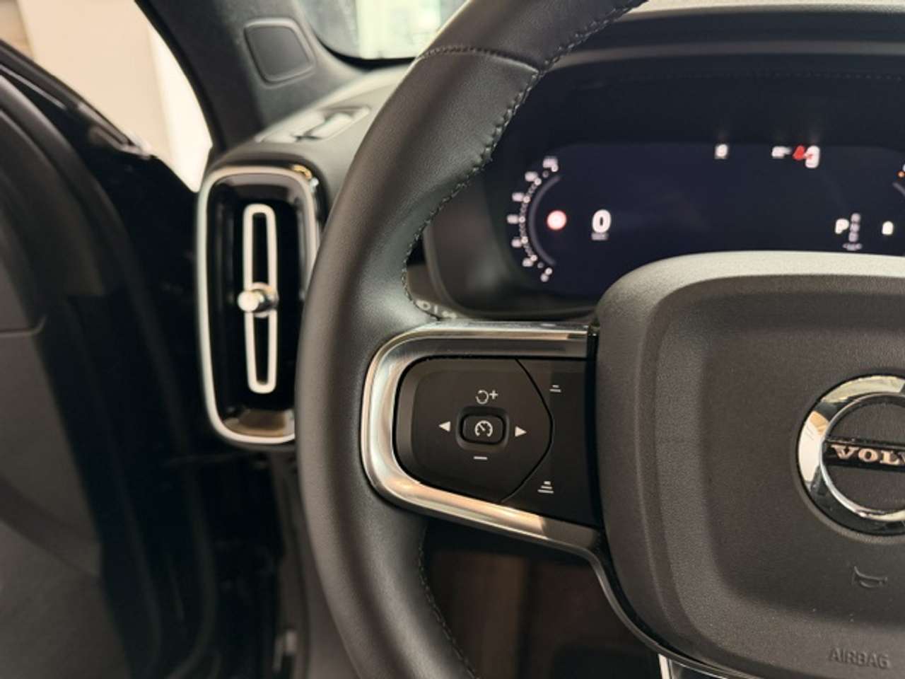 Volvo XC40 PLUS DARK BLACK EDITION  B3 HYBRIDE MHEV — foto 17 van 22