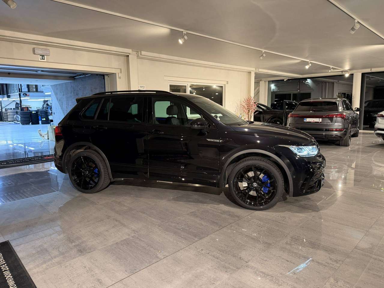 Volkswagen Tiguan 245PK PLUG IN * R-LINE * ALCANTARA * CAMERA * LED * KEY LESS * 20" BLACK R VELGEN * VIRTUAL COCKPIT * BLACK PACK — foto 17 van 22