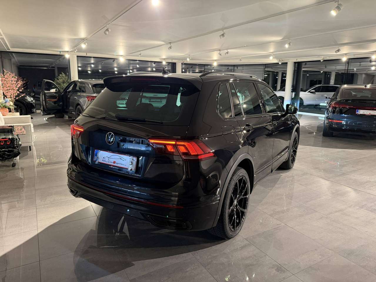Volkswagen Tiguan 245PK PLUG IN * R-LINE * ALCANTARA * CAMERA * LED * KEY LESS * 20" BLACK R VELGEN * VIRTUAL COCKPIT * BLACK PACK — foto 16 van 22