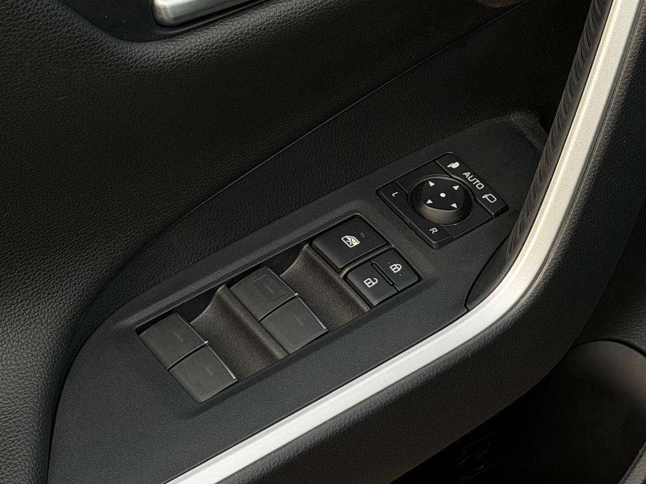 Toyota RAV4 HEV DYNAMIC PLUS VOL LEDER ZETEL- EN STUURVERWARMING CAMERA APPLE CARPLAY — foto 11 van 13