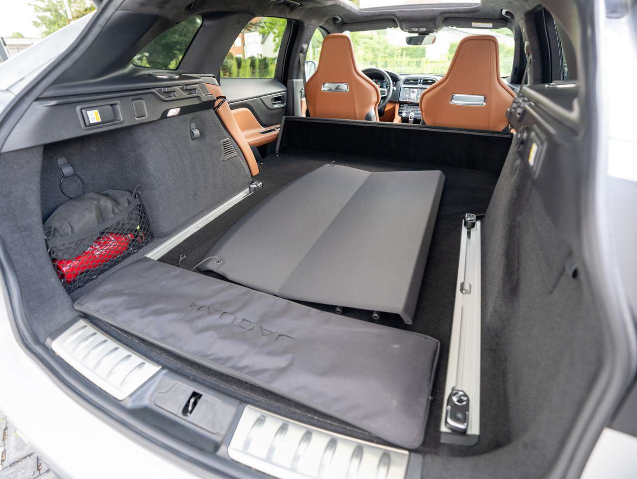 Jaguar F-Pace F-Pace SVR 5.0 V8 AWD LICHTE VRACHT/DEALER SERVICED/PRE OPF/1ST BE OWNER — foto 15 van 25